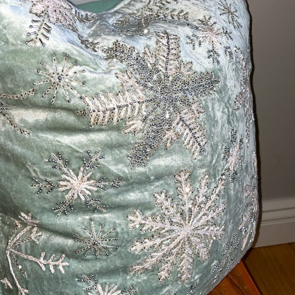 ❄️Sparkling Snowflake ❄️ Gorgeous, soft & plump sparkling ✨ pillow! NWT! - Picture 6 of 16